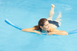 Frau schwimmt mit Schwimmnudel
