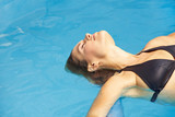 Fototapeta Abstrakcje - Schwebende Frau im Pool
