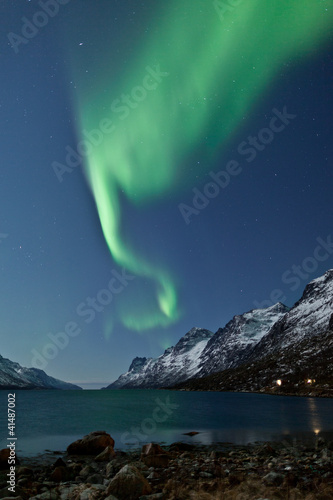 Board z aluminiowym obramowaniem Aurora borealis odzwierciedlające w morzu