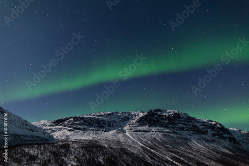 Board z aluminiowym obramowaniem Aurora borealis nad górami