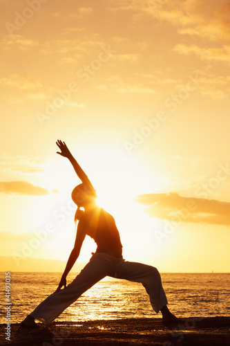 Obraz w ramie Silhouette of a Beautiful Yoga Woman at Sunset