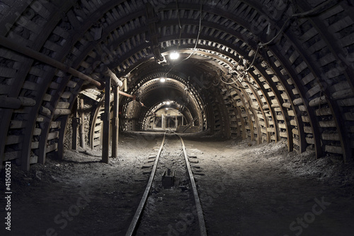 Board z aluminiowym obramowaniem Podziemny tunel w kopalni
