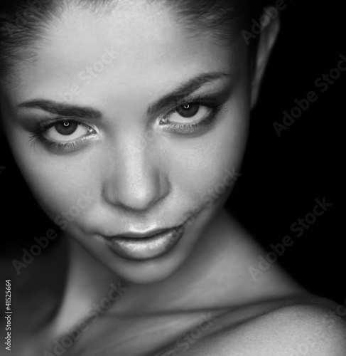 Obrazy czarno białe  portret-pieknej-kobiety-czarno-bialy