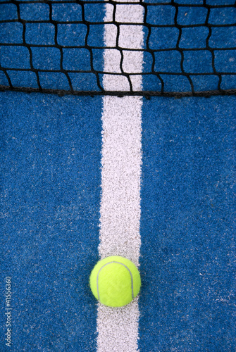 Obraz na płótnie canvas Piłka tenisowa lub piłka padel na linii
