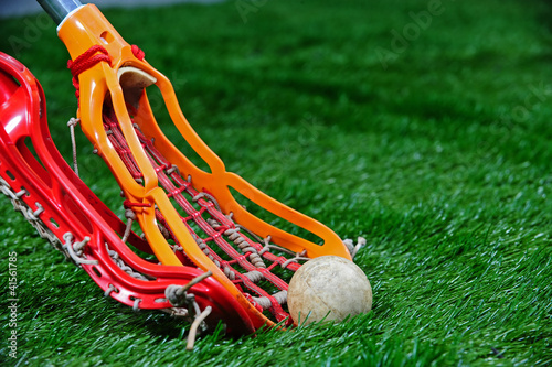 Board z aluminiowym obramowaniem Dziewczyny kije lacrosse walczą o piłkę