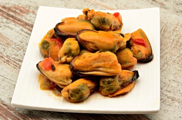 Canvas Print - Guiso de mejillones con salsa de tomate,cebolla y pimiento