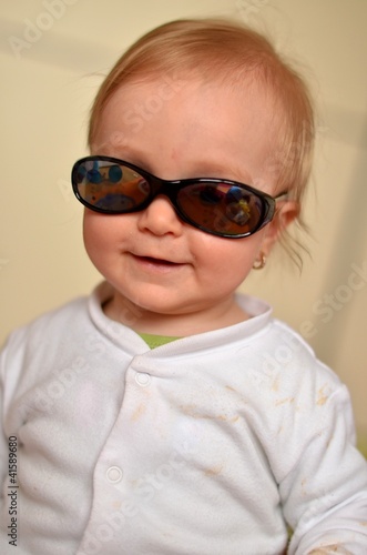 Bebe Avec Lunettes De Soleil Stock Photo Adobe Stock