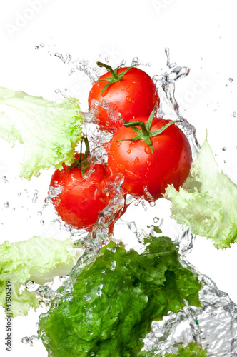 Naklejka - mata magnetyczna na lodówkę Three Fresh red Tomatoes and lettuce in splash water Isolated on