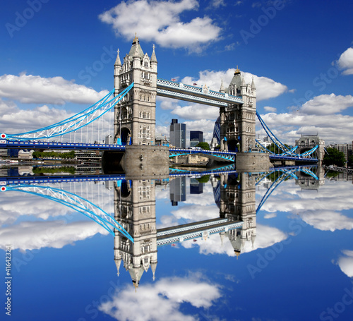 Plakat na papierze fotorealistycznym Sławny bridżowy wierza w London, England
