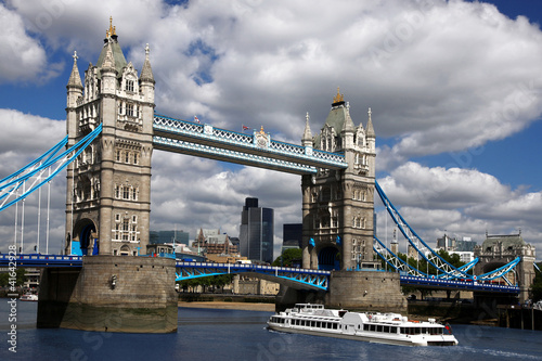 Plakat na papierze fotorealistycznym Sławny bridżowy wierza w London, England