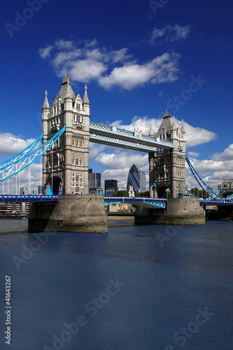 Plakat na papierze fotorealistycznym Sławny bridżowy wierza w London, England