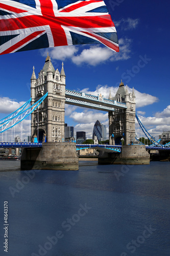 Plakat na papierze fotorealistycznym London tower bridge with colorful flag of england