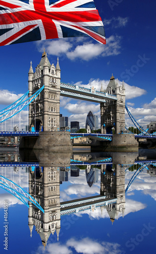 Plakat na papierze fotorealistycznym Tower Bridge z flagą Anglii w Londynie