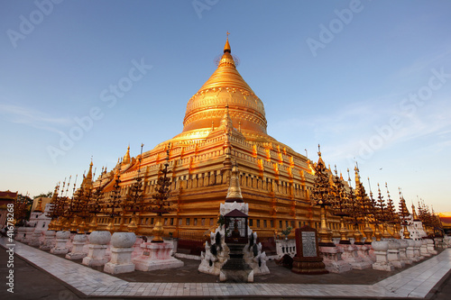 Fotografie, Obraz Shwezigon pagoda in Bagan, Myanmar, sunlit at sunset