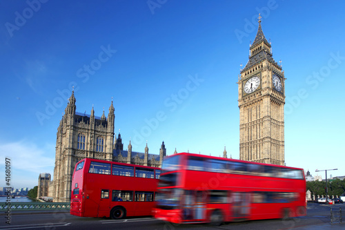 Obraz na płótnie canvas Big ben z czerwonymi miejskimi autobusami w London, uk