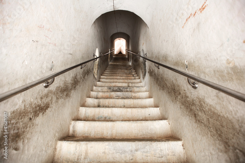 Dekoracja na wymiar  bialy-tunel-ze-schodami