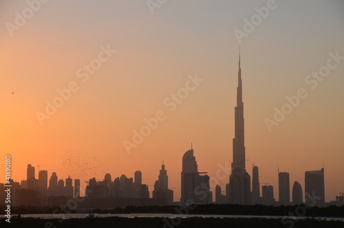 Fotoboard na płycie Sylwetka burj khalifa budynku i panoramę Dubaju o zachodzie słońca