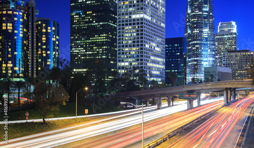 Naklejka samoprzylepna Los angeles city traffic nocą
