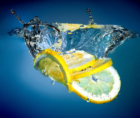 Poster - lemon into water