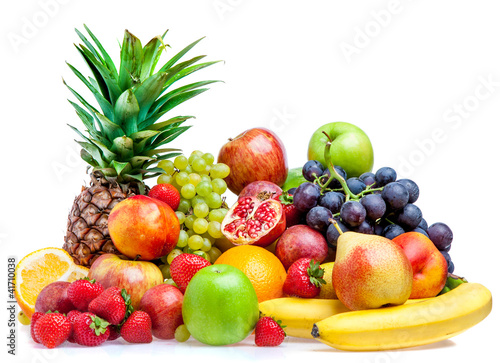 kolorowe-roznorodne-owoce-na-bialym-tle