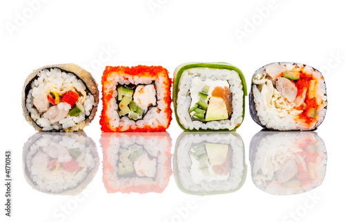 Tapeta ścienna Sushi roll na białym tle