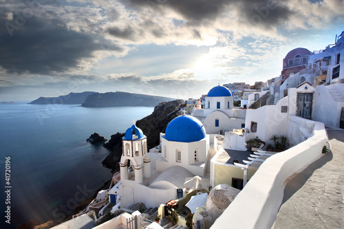 Board z aluminiowym obramowaniem Santorini z tradycyjnymi kościołami w Oia, Grecja