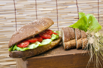 Wall Mural - pane e pomodoro con fondo di canneto