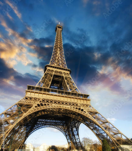 Fototapeta na wymiar Beautiful photo of the Eiffel tower in Paris with gorgeous sky c