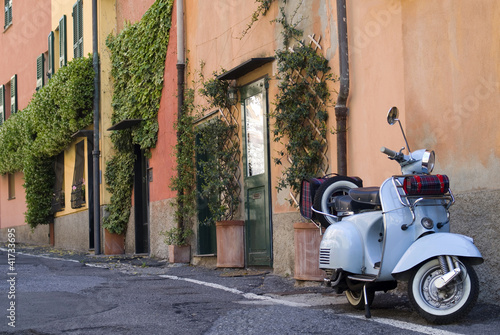 Naklejka na szybę Vintage scooter parked in the street