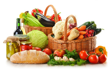 Fototapete - Wicker basket and grocery isolated on white