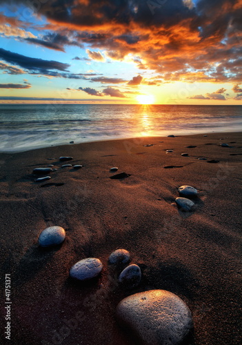 Tapeta ścienna Kamyki tworzące czarne, piaszczyste plaże, spotkania.