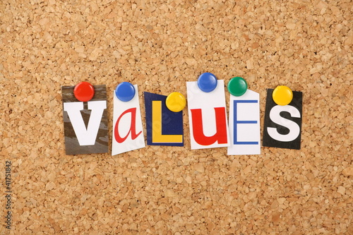 Fotografía The word values in letters pinned to a cork board