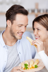 Canvas Print - mann und frau essen käse