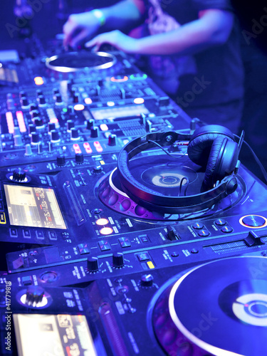 Plakat na papierze fotorealistycznym Dj miksuje ścieżkę