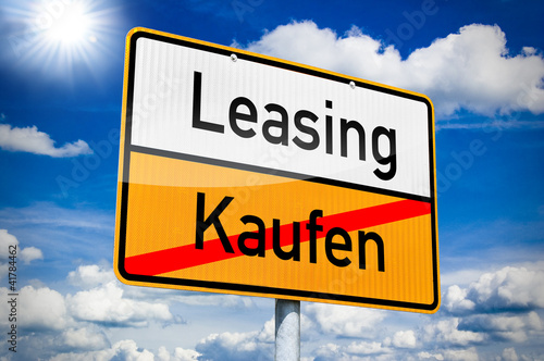 Fotografía Ortseingangsschild mit Leasing und Kaufen