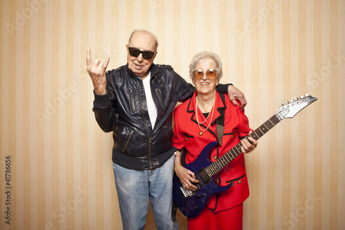 Fotografia cool fashion elder couple with electric guitar