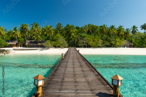 Fototapeta na wymiar Brücke zum Strand