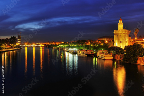 Fotoboard na płycie Rzeka Guadalquivir i torre del oro, w Sewilli, w Hiszpanii w n