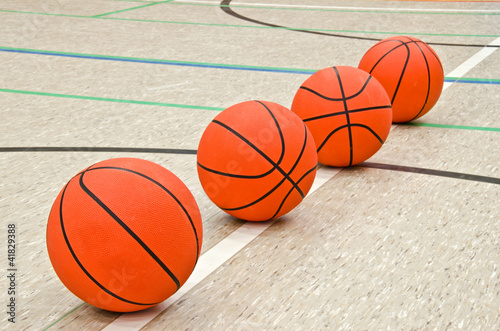 Obraz na płótnie canvas trzyczęściowy "tryptyk" Basketbälle halle