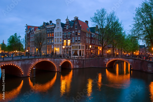Board z aluminiowym obramowaniem Kanały w Amsterdamie, Holandia o zmierzchu