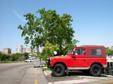 Roter Geländewagen Klassiker Als Zugmaschine Für Anhänger In Istanbul Bostanci In Der Türkei