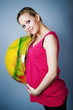 Kobieta w ciąży z piłką