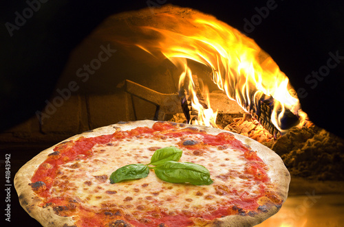 Board z aluminiowym obramowaniem Pizza margherita w piecu do pizzy