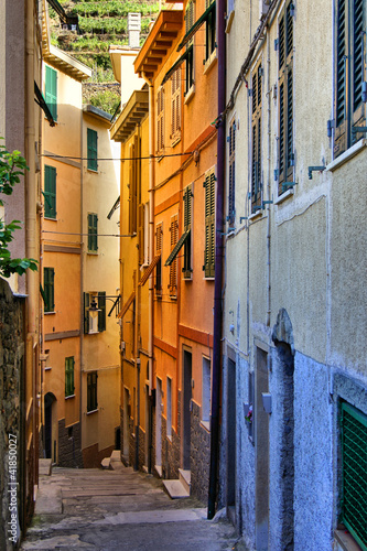 kolorowa-waska-ulica-w-cinque-terre-wlochy