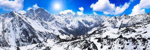 Board z aluminiowym obramowaniem Piękny widok na góry w okolicy elbrus. 