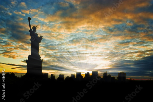 Plakat na papierze fotorealistycznym Statua Wolności o zachodzie słońca