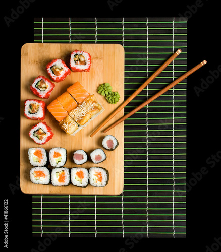 Tapeta ścienna Japońskie sushi tradycyjne japońskie jedzenie. 
