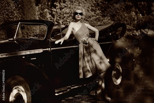 Nowoczesny obraz na płótnie Woman near a retro car outdoors