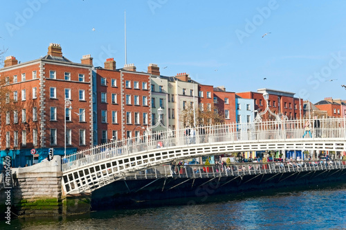 Naklejka samoprzylepna Ha'penny most w dublin, irlandia
