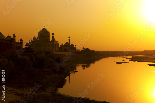 Board z aluminiowym obramowaniem Taj Mahal z rzeką yamuna o zachodzie słońca w Indiach.